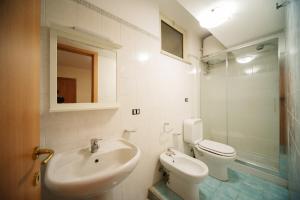 un bagno bianco con lavandino e WC di MIlly House a Letoianni