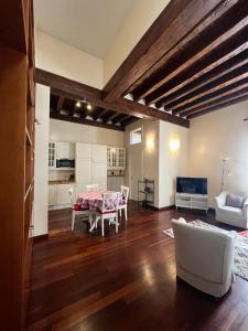 a living room with a table and a kitchen at Montecchio in Padova