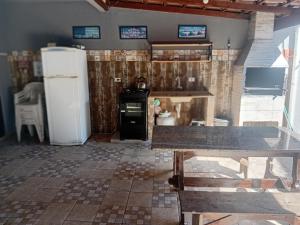 Kuchyň nebo kuchyňský kout v ubytování Sobrado com piscina em Caioba
