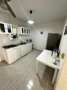 坎昆Bella casa centrica en Cancún para 6 personas的厨房配有白色橱柜和白色桌子
