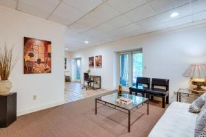 Fotografie z fotogalerie ubytování Cozy Cockeysville Retreat with Furnished Deck v destinaci Cockeysville