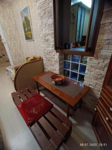 una sala da pranzo con tavolo e sedia di Покровський район, КРЕС 1,2,3кімнатні, Фрунзе 3к, Зарічний 3к a Kryvyj Rih