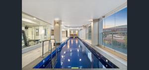 Kolam renang di atau dekat dengan Happy BNB at Oaks Embassy