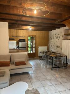 un salon avec un canapé et une table dans l'établissement Charmante maison de campagne vue sur les montagnes, à Oderen