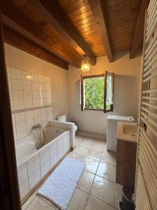 une salle de bain avec une baignoire, des toilettes et un lavabo dans l'établissement Charmante maison de campagne vue sur les montagnes, à Oderen