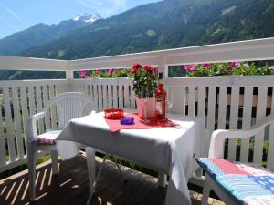 einen weißen Tisch und Stühle auf einem Balkon mit Bergblick in der Unterkunft Apartments in Flattach - Kärnten 50 in Flattach