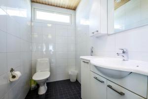 une salle de bain blanche avec un lavabo et des toilettes dans l'établissement Spacious Apartment for 8 with Sauna, à Kerava 8 autres photos