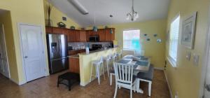 Una cocina o zona de cocina en Tipsy Turtle - relax, unwind, you're on turtle time