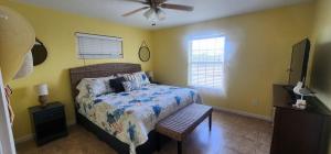 Un dormitorio con una cama y un ventilador de techo. en Tipsy Turtle - relax, unwind, you're on turtle time, en Port Aransas 17 fotos más