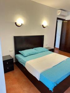 Ένα ή περισσότερα κρεβάτια σε δωμάτιο στο شاليه للايجار3 غرف في بورتو مارينا العلمين اصنع بعض الذكريات كود 07 +45 φωτογραφίες