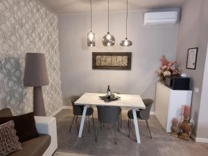 a living room with a white table and chairs at Samsara Apartment in Pienza
