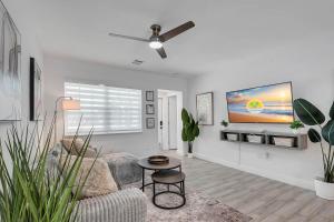 Μια τηλεόραση ή/και κέντρο ψυχαγωγίας στο Hope Casa Heated Pool and BBQ 4bedrooms 2baths by HostyMosty