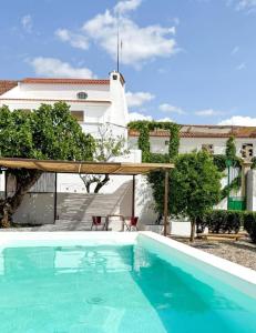 Swimmingpoolen hos eller tæt på Casa antigo Ferro Crucieira