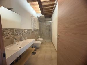Ένα μπάνιο στο UGO Luxury Rooms +53 φωτογραφίες