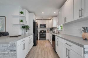 Køkken eller tekøkken på Hope Casa Heated Pool and BBQ 4bedrooms 2baths by HostyMosty