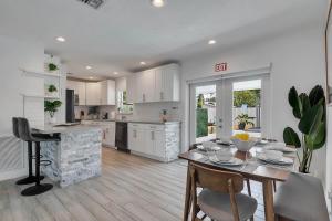 Η κουζίνα ή μικρή κουζίνα στο Hope Casa Heated Pool and BBQ 4bedrooms 2baths by HostyMosty