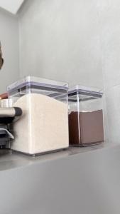 deux contenants de cosmétiques posés sur une étagère dans l'établissement Loft incrível, Novo, Centro,Design exclusivo, à Santo Antônio de Jesus