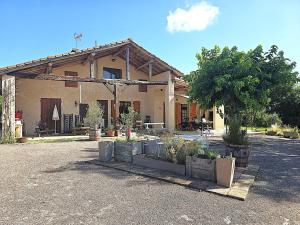 Mas-GrenierにあるBelle maison Mas Grenier - 14 personnes - 11 lits - Piscine privée - Grand jardin - Jeux enfants - Parking gratuit sur placeの鉢植えの家