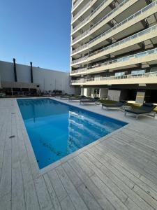 een zwembad voor een gebouw bij MOVISTAR ARENA PREMIUM Thames 56 4 piso 406 Cochera y Seguridad in Buenos Aires