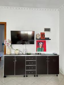 Μια τηλεόραση ή/και κέντρο ψυχαγωγίας στο Ersi Apartment +10 φωτογραφίες