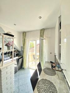 Kuchyň nebo kuchyňský kout v ubytování Gyöngyi Apartman