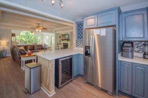 Η κουζίνα ή μικρή κουζίνα στο 380 Tarpon Blvd