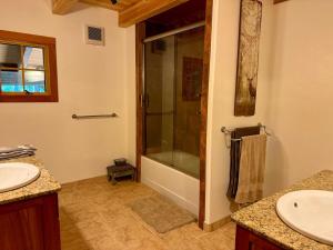 Ένα μπάνιο στο Cedar Valley Lodge +15 φωτογραφίες