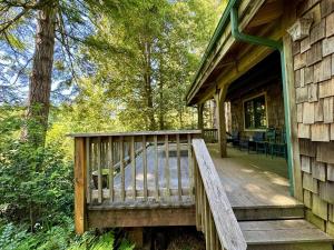Κήπος έξω από το Cedar Valley Lodge