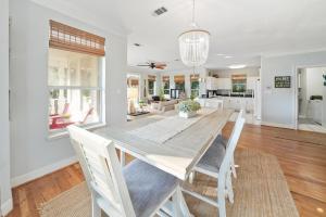 une salle à manger et un salon avec une table et des chaises dans l'établissement Texas Tides, à Destin