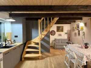 UgoszczAgroturystyka u Smerfa的房间里有厨房和客厅，还有木制楼梯