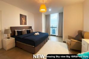 Un dormitorio con una cama y un sofá y una ventana. en Century Spire Makati, en Manila