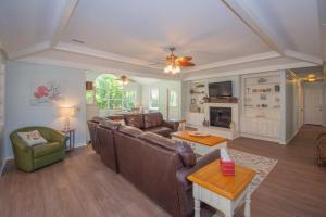 Χώρος καθιστικού στο 380 Tarpon Blvd