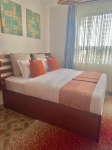 Postel nebo postele na pokoji v ubytování Express Suites near JKIA Airport