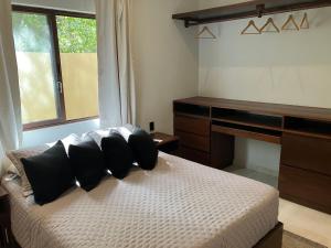 En eller flere senge i et værelse på Casa Xunan - Beautiful 1 Bedroom Apartment with pool + 7 billeder