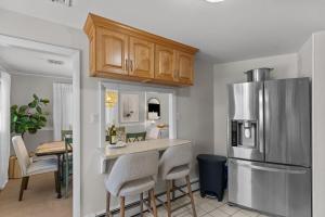 una cucina con frigorifero in acciaio inox e tavolo di Pet & Family Friendly 4 Bedroom Home Close to Beaches! a Middletown Altre 71 foto