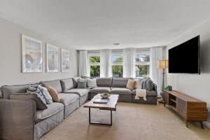 un soggiorno con divano e TV a schermo piatto di Pet & Family Friendly 4 Bedroom Home Close to Beaches! a Middletown