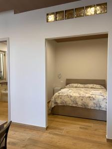 a bedroom with a bed and a table in a room at Bilocale31 - stile e comfort a Frascineto in Frascineto