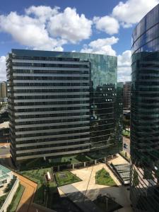 a view of a tall building in a city at Fusion e Vision Flats in Brasília +51 photos