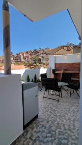 ein Zimmer mit Stühlen und Tischen in einem Gebäude in der Unterkunft La Casita De Colores Cusco in Cusco