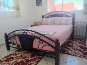 Una cama o camas en una habitación de complexe MIXTA SAFIA BLOCK 7 ETG 2 APRT 40 MARTIL