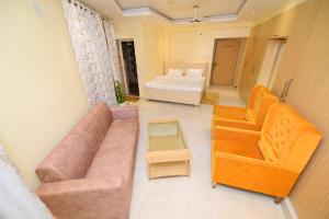 兰奇Hotel Airport residency的带沙发和床的客厅