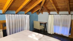 Una cama o camas en una habitación de Pioneros Suites by Grupo Tierra Gaucha