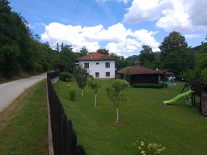 En have udenfor Къщи за гости Костови