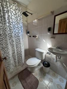 Casa Triz في بويرتو إسكونديدو: حمام مع مرحاض ومغسلة