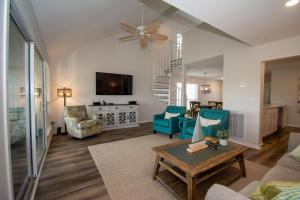 Μια τηλεόραση ή/και κέντρο ψυχαγωγίας στο Renovated 2 Br Sleeps 5 with Free Guest Passes