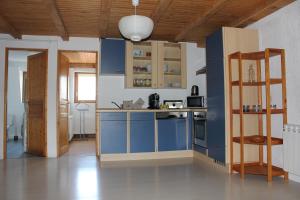 una cocina con armarios azules y una escalera en NaNa's, en Colmar