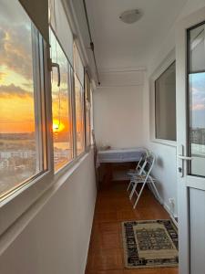 Habitación con ventana con banco y vistas. en Ap 3 camere decomandate in apropiere de plaja Perla, Constanta, en Colentina