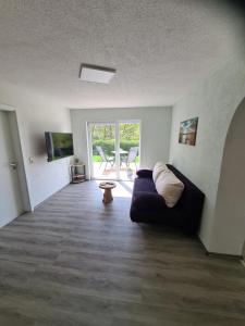 una sala de estar con un sofá y una mesa en Gästehaus Waldliebe,  8 fotos más
