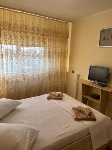 Un dormitorio con una cama con dos toallas encima. en Ap 3 camere decomandate in apropiere de plaja Perla, Constanta, en Colentina