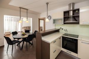 Dapur atau dapur kecil di Apartman Gulin II